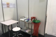 Wnętrze i wyposażenie Punktu Szczepień Powszechnych w Siemianowicach Śląskich.