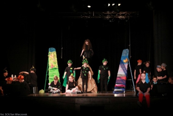 Festiwal Teatralny "Proscenium" - jeden z zespołów na scenie