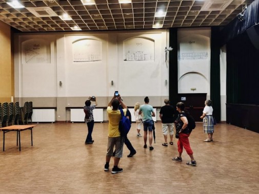 Grupa ludzi zwiedzających wnętrze Siemianowickiego Centrum Kultury