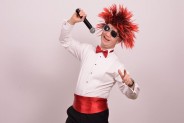 Wujek Kris czyli animator, który bawić będzie dzieci w amfiteatrze. Ma na sobie czerwoną perukę,…