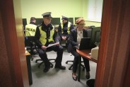 Policjanci podczas podliczania wyników z wszystkich konkurencji.