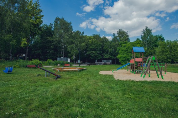 Fragment kompleksu sportowo-rekreacyjnego na Przełajce przedstawiający plac zabaw. W tle widoczne…