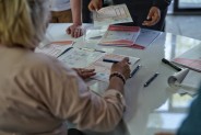 Stolik na którym są materiały biurowe i promocyjne akcji #FamilijnySzpil.