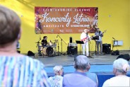 Widok na scenę amfiteatru zza pleców publiczności. Na scenie zespół Adam Banach Ecmc2_lectic