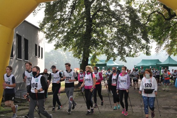 Uczestnicy "Biegu Jesieni i Nordic Walking" na starcie