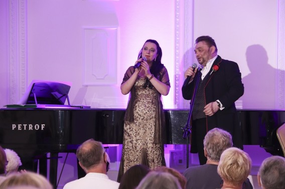 Sopranistka Swietłana Kaliniczenko w złotej sukni oraz tenor Juliusz Ursyn Niemcewicz stojący…