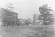 Richterstrasse (obecnie ul. Sobieskiego) z widocznym po prawej stronie ratuszem laurahuckiem, ok.…