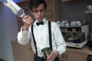 Barman  z butelką w ręce