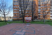 Czerwone serce – skarbonka w dzielnicy Bytków, w tle skwer i bloki