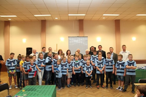Młodzież  obdarowana koszulkami sportowymi