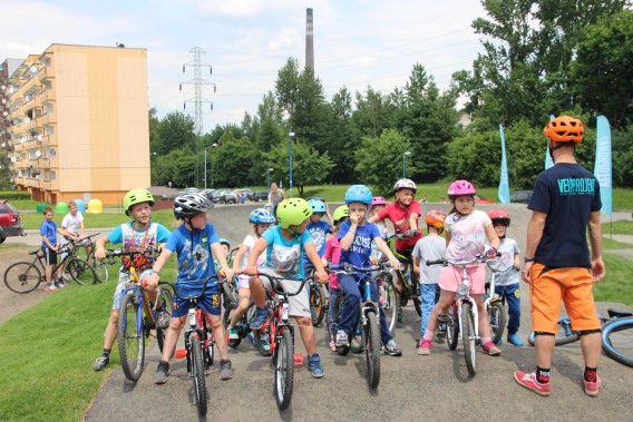 Dzieci słuchają instruktora z Veloprojekt