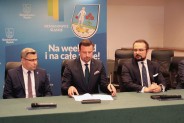 Podpisanie umowy, która pomoże zneutralizować nielegalne składowisko odpadów.
