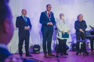 Przewodniczący oraz Wiceprzewodniczący Rady Miasta podczas wręczenia stosownej uchwały Józefowi…