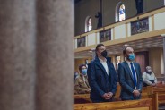 Uczestnicy mszy świętej, na pierwszym planie Prezydent Siemianowic Śląskich Rafał Piech (po…