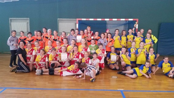 Uczestnicy rywalizacji dziewcząt w niedzielnym turnieju piłki ręcznej