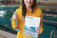 Maria Krętosz - zawodniczka UKS Wodnik - prezentuje swój medal