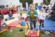 Relacja fotograficzna z Narodowego Dnia Sportu prezentujące dziecko na mikrobieżni