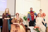 Aktorzy Teatru Domino ubrani w epokowe stroje na sali SCK Zameczek