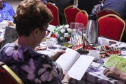 Uczestniczka biesiady barbórkowej ze śpiewnikiem w dłoni