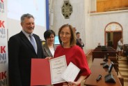 Dyrektor Sylwia Dylus z dyplomem dla Szkoły Roku