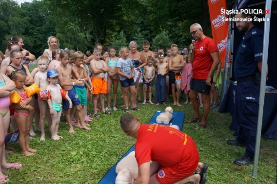 Ratownicy demonstrują dzieciom sztuczne oddychanie