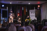 Koncert Bernadety Kowalskiej w SCK Jarzębina. Artystka i jej dwoje muzyków na scenie. Widać też…
