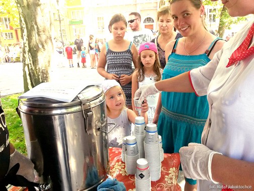 Najmłodsi Siemianowiczanie podczas Święta Czekolady na Rynku Miejskim.