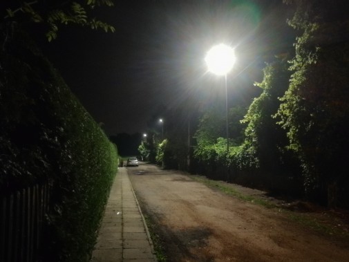 Ulica Turystyczna po zmierzchu, oświetlona latarniami ledowymi.