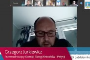 Zrzut ekranu z XXIII sesji Rady Miasta. Widoczny radny Grzegorz Jurkiewicz.