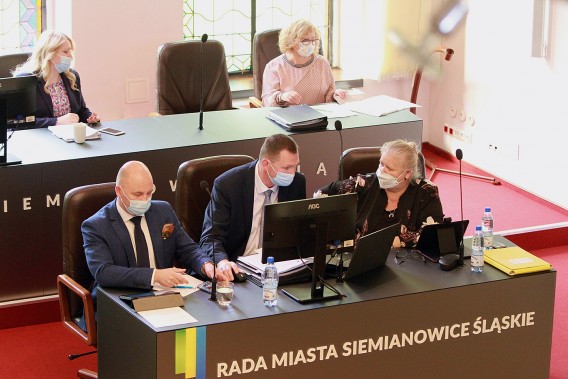 Siemianowiccy radni uczestniczący w XXXV sesji Rady Miasta.