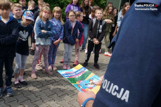 Policjant z grupą dzieci