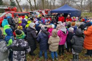 Dzieci oglądają pokaz pierwszej pomocy