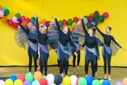 Na żółtym tle sceny amfiteatru wiszą kolorowe balony. Na scenie występuje zespół taneczny z MDK…